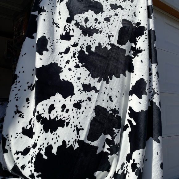 Brand New king size thick Flannel blanket, cow print Black and white - Picture 3 of 4